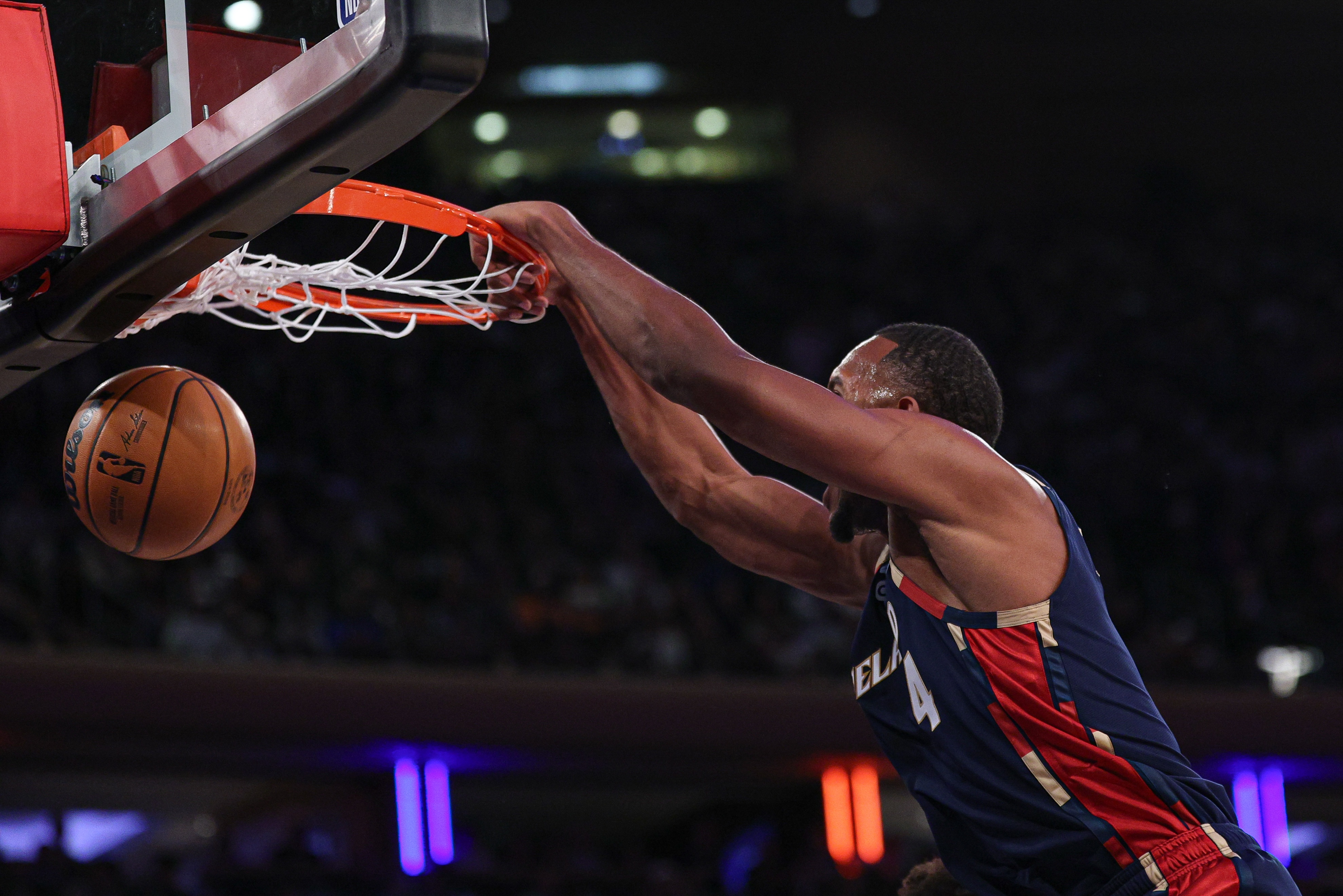 实时比分-攻防俱佳！莫布里24中13砍下29分13板7助4帽 正负值+17